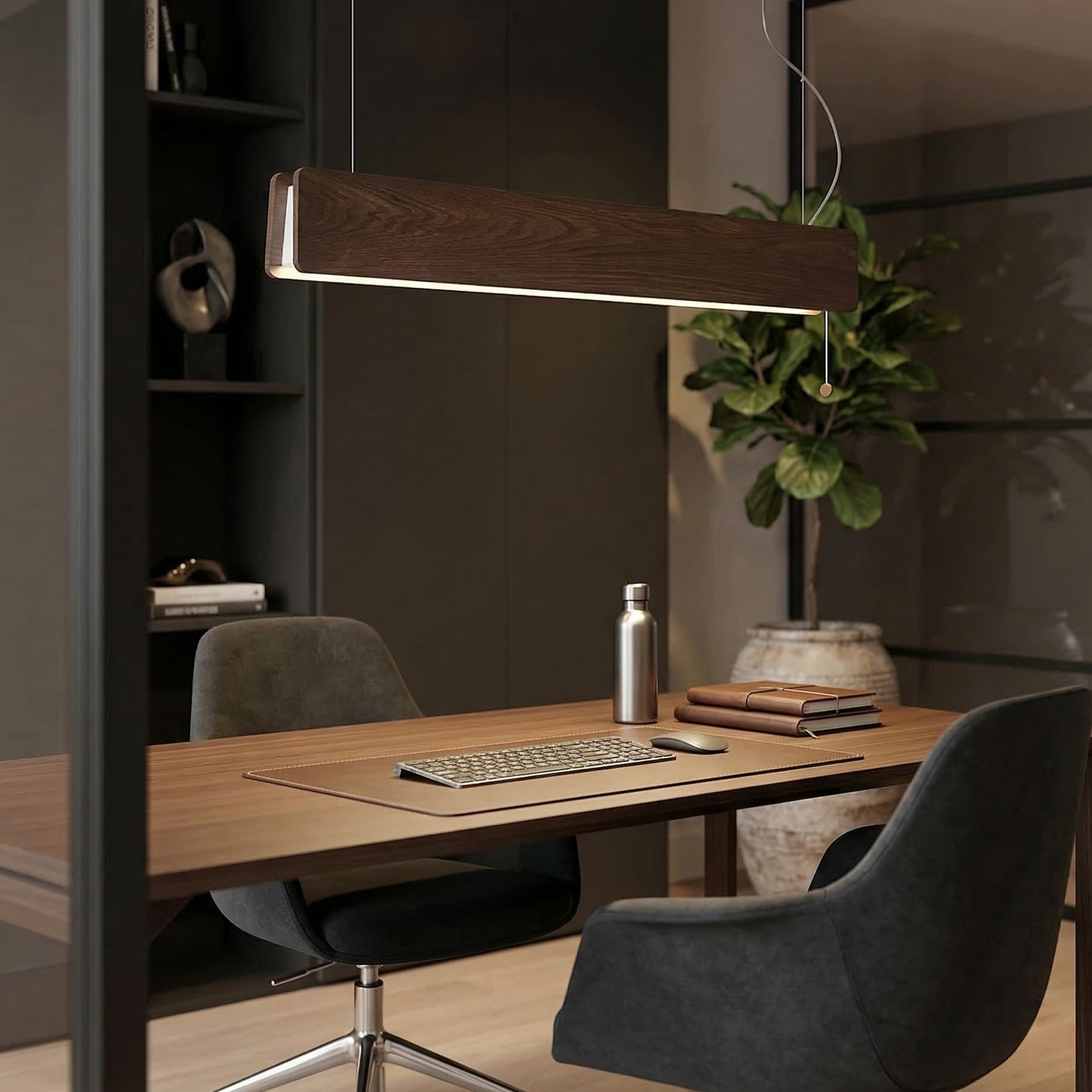 Wnętrze nowoczesnego, eleganckiego biura w stylu minimalistycznym. Nad drewnianym biurkiem wisi stylowa lampa sufitowa. W tle regał z książkami i roślina.