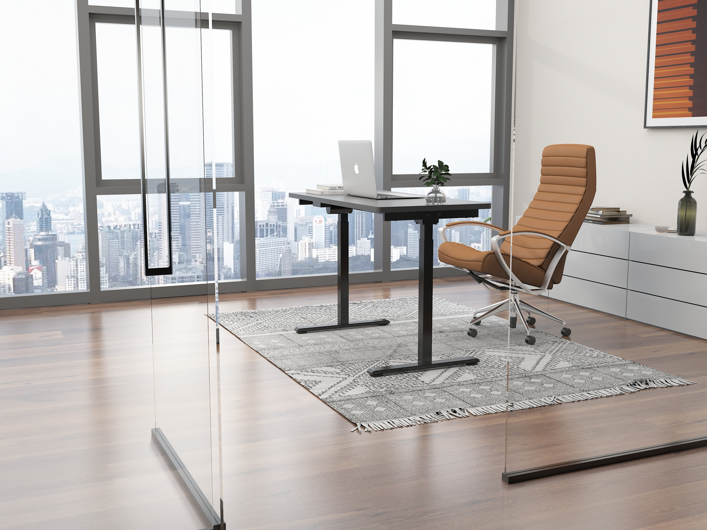 Nowoczesny gabinet z widokiem na miasto, wyposażony w ergonomiczny fotel skórzany w kolorze koniakowym oraz minimalistyczne czarne biurko na szarym dywanie.